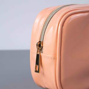 Sac de voyage innovant protégé par brevet pour les cosmétiques et l'organisation des soins de la peau - Product Image 4