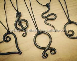 Vente en gros de pendentifs à breloques de montagne modestes accessoires de bijoux de camping de randonnée en plein air - Product Image 2