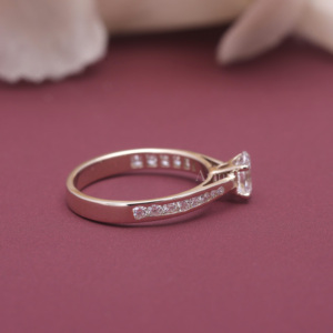 Bague de fiançailles en diamant ovale cultivé en laboratoire certifié IGI, argent sterling 925 massif, halo caché, solitaire pour femme - Product Image 6