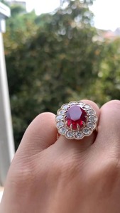Bague de fiançailles ovale 5,0 carats en rubis rouge naturel et diamants, avec halo en or jaune massif 14 carats et alliance de mariage en moissanite pour femme - Product Image 3
