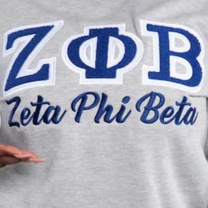 Sweat-shirt Zeta Phi Beta gris vintage unisexe avec lettres grecques brodées en chenille, haut décontracté en polaire - Product Image 3