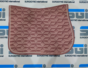 Tapis de selle rose en velours pour dressage, personnalisable, disponible dans toutes les couleurs et tailles – Produits d'équitation - Product Image 3