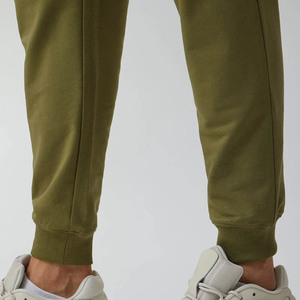 Pantalones deportivos de mezcla de algodón lavado color verde oliva con logotipo personalizado para hombre, pantalones deportivos transpirables con ribetes y bolsillos para hombre - Product Image 5