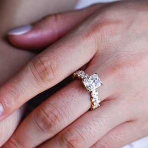 Anillo de lujo con halo de diamantes de corte radiante de 1.00 quilates, banda de medio racimo, oro macizo de 14K, diamantes cultivados en laboratorio, regalo de boda para mujer - Product Image 4