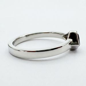 Anillo solitario con diamante cultivado en laboratorio con certificación IGI de 0.50 CT, forma de cometa, color sal y pimienta, en oro blanco macizo de 18k con engaste de bisel. - Product Image 3