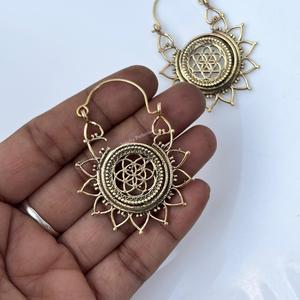 Boucles d'oreilles créoles moyennes tendance en laiton pur plaqué or 18 carats, motif mandala, bijoux géométriques bohèmes faits à la main pour femme, idéales pour un anniversaire - Product Image 4
