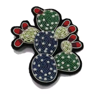 คอลเลกชันเข็มกลัดปักด้วยมือด้วยด้ายทองหรูหรา - แพทช์ลายแคคตัส ผึ้ง และหอยทากแบบสามมิติ ด้วยด้ายโลหะ - Product Image 1