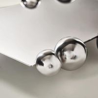 Plateau rectangulaire de luxe en argent pour la vente en gros, plateau de service pour hôtel avec bordure élégante ornée de sphères et finition polie miroir