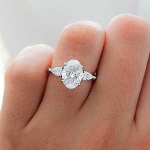 Anillo de Compromiso de Oro Sólido de 14k y 18k con Diamante Ovalado Cultivado en Laboratorio de 2.00ctw, Tres Piedras en Forma de Pera, Anillo de Boda Solitario, Certificado IGI - Product Image 4