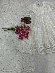 ชุดเสื้อ Anarkali ผ้าจอร์เจตต์ทรงเข้ารูป พร้อมกางเกงและผ้าคลุมไหล่ งานปักลายดีไซเนอร์ ตัดเย็บสำเร็จพร้อมสวมใส่ - Product Image 6