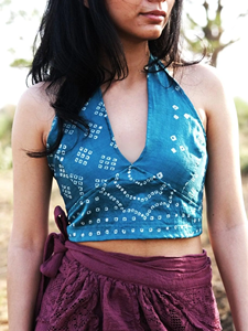 Top corto halter de algodón índigo hecho a mano con estampado Bandhani, estilo tradicional rajastaní, sin mangas, con cuello en V y espalda descubierta. - Product Image 3