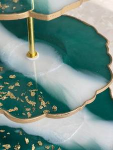 Support à gâteau à trois étages en résine, vert et blanc marbré avec des taches dorées, forme irrégulière, réutilisable, lavage à la main uniquement, HASAN CRAFT HC-0001 - Product Image 5