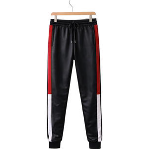 Le survêtement moderne pour hommes offre un look d'inspiration athlétique, idéal pour les week-ends décontractés et les activités de plein air. - Product Image 3