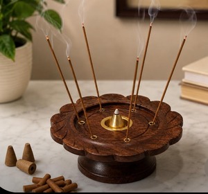 Quemador de incienso de madera hecho a mano con centro de latón en forma de cono para incienso en barra - Product Image 1