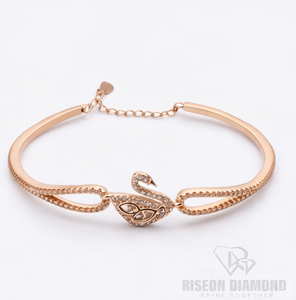 Brazalete abierto Swan Diamond en oro rosa de 18 quilates con motivo de cisne esculpido, diamantes redondos brillantes de talla brillante, elegancia y lujo. - Product Image 3