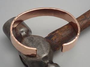 Bracelet manchette classique antique en cuivre pur fait main, gravé sur mesure, en métal massif, large et épais, bijou de guérison pour hommes et femmes - Product Image 5
