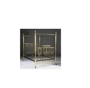 Cadre de lit élégant en laiton qui rehausse le design intérieur de la chambre, avec une robustesse en métal poli et un attrait intemporel. - Product Image 1