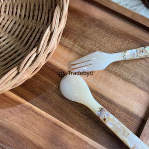 Cuillère de service artisanale en nacre incrustée par Tradebyd - Product Image 3