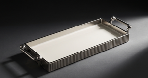 Plateau rectangulaire moderne en métal cannelé émaillé blanc avec poignées sphériques argentées, plat décoratif pour table ottoman ou plateau de service - Product Image 3