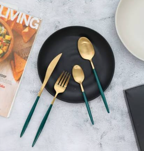 Couteau et cuillère à dessert fabriqués avec des manches peints en cyan foncé et un équilibre ergonomique. Couverts en métal pour mariage. - Product Image 4