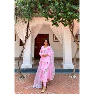 Ensemble de robe Anarkali en coton rose Uma, orné de broderies Gotta, Salwar Kameez pour les mariages - Product Image 6