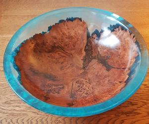 Bol en résine époxy et bois d'acacia fait main haut de gamme avec une construction durable, sans BPA, surface élégante et brillante pour un usage domestique - Product Image 4