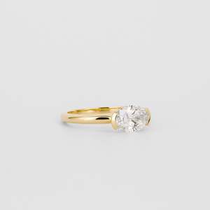 Anillo de compromiso de oro macizo de 14K con diamante ovalado cultivado en laboratorio, engaste horizontal de puntas, hecho a mano y personalizado. - Product Image 2