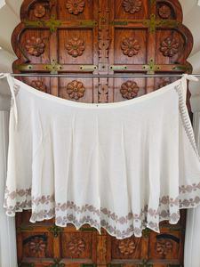 กระโปรงแม็กซี่ผ้าลินิน/คอตตอนผสมสีขาวนุ่มสบาย ทำมือ เป็นมิตรกับสิ่งแวดล้อม สไตล์โบฮีเมียน พร้อมลายปักเรขาคณิตสีน้ำตาล รับผลิตแบบ ODM - Product Image 3