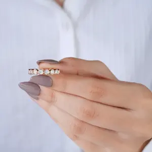 Bague élégante pour femme, cadeau d'anniversaire de mariage, bijoux raffinés, bague à porter au quotidien, bague éternité en or rose avec pierres blanches rondes - Product Image 2