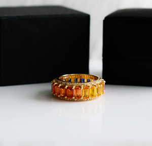 Anillo de Eternidad Completo Chroma Arch Rainbow de Oro Amarillo de 18K con Zafiros Naturales Multicolor Corte Baguette - Product Image 2