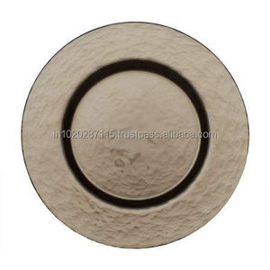 Assiette de présentation en métal, idéale pour une composition décorative de centre de table, rehaussant ainsi l'ensemble de la table à manger lors des fêtes. - Product Image 6