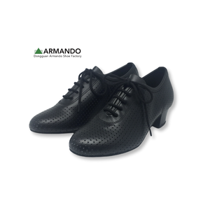 Chaussures de danse latine OEM pour femmes, en cuir pleine fleur perforé, respirantes, à lacets, à talon bas, pour la pratique et la danse de salon, avec logo personnalisé, petite taille - Product Image 3