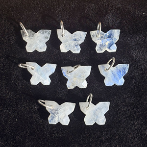 Pendentif papillon en pierre de lune sculpté à la main, plaqué argent, facetté, petit bijou animalier, fourniture pour la création de bijoux, cadeau - Product Image 5