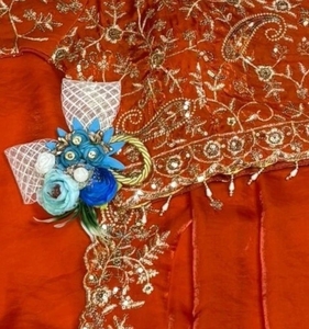 Sari de satén de Bollywood con bordado KV, adornos y estampado floral (naranja) - Product Image 3