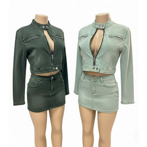 Ensemble de jupes personnalisées OEM tendance pour femmes, comprenant un crop top à capuche avec impression de logo décontractée, idéal pour l'hiver - Product Image 6