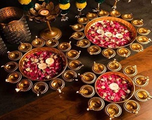 Urli de Metal de 3 Niveles con Base, Urli para Pooja, Decoración para Bodas y Festivales de Diwali - Product Image 3