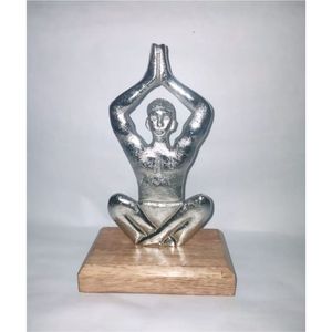 Statuette de yoga artisanale en métal, finition argentée avec base en bois, décoration de luxe pour la maison, objet décoratif de table - Product Image 1