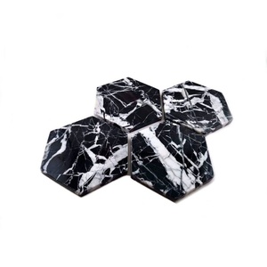 Juego de Posavasos Hexagonales de Mármol Negro con Base de Corcho, Juego de Posavasos Modernos y Elegantes - Product Image 1