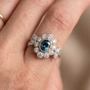 Bague Art Déco Moissanite 1 carat Saphir Bleu Coupe Ovale Halo Floral Plaqué Rhodium Argent 925 Original Style Vintage Promesse pour Elle - Product Image 1