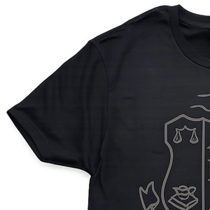   T-shirt Blackout Shield noir pour femme, à manches courtes, avec imprimé graphique bouclier, en coton décontracté, coupe ample, pour le quotidien et le style urbain - Product Image 3