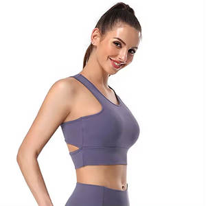 Conjunto deportivo de dos piezas para mujer: sujetador deportivo con tirantes anchos y ribete en contraste personalizado, y shorts cruzados de cintura alta para yoga. - Product Image 4