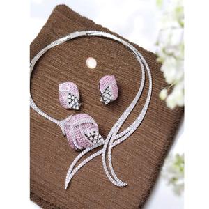 Conjunto de Collar y Pendientes de Latón Plateado con Circonitas de Alta Calidad, un Regalo Glamuroso y Moderno para Bodas y Fiestas - Product Image 1