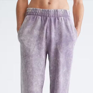 Pantalones deportivos con lavado ácido a la moda, con un patrón de teñido único, material transpirable y un ajuste elegante para looks urbanos diarios. - Product Image 5