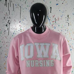 Sweat-shirt rose IOWA NURSING à col montant, broderie appliquée 100% blanche, col large, fils fins - Product Image 4