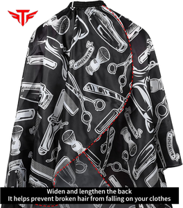 Cape de barbier noire personnalisée avec impression d'outils de barbier dorés, en polyester imperméable, pour salon de coiffure, unisexe adulte - Product Image 4