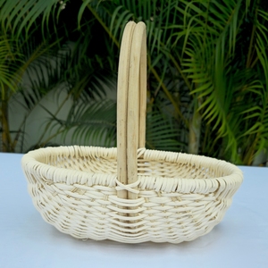 Cesta ovalada de ratán blanco ecológica. Uso versátil para el hogar y la hostelería. - Product Image 2