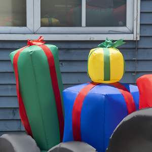    Decoraciones Navideñas LED de 9 Pies para Jardín, Coloridas Cajas de Regalo Inflables con Diseño de Santa Claus Conduciendo un Remolque para Exteriores, Césped y Jardín - Product Image 2