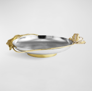 Juego de tazones para servir de metal dorado martillado con detalles de ramas de orquídeas plateadas. Disponible a precios de mayorista para estilismo artesanal. - Product Image 3