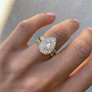 Anillo Art Deco de Oro Amarillo de 14K con Racimo de Diamantes Cultivados en Laboratorio en Forma de Pera - Product Image 2