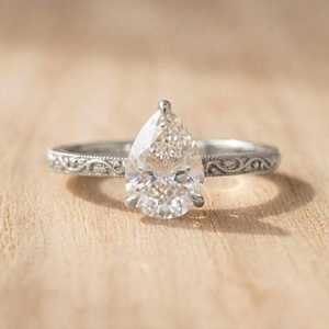 Bague solitaire vintage en or massif 10k 14k 18k avec diamant de laboratoire taille poire brillant 1 carat couleur E clarté VVS pour femme - Product Image 3